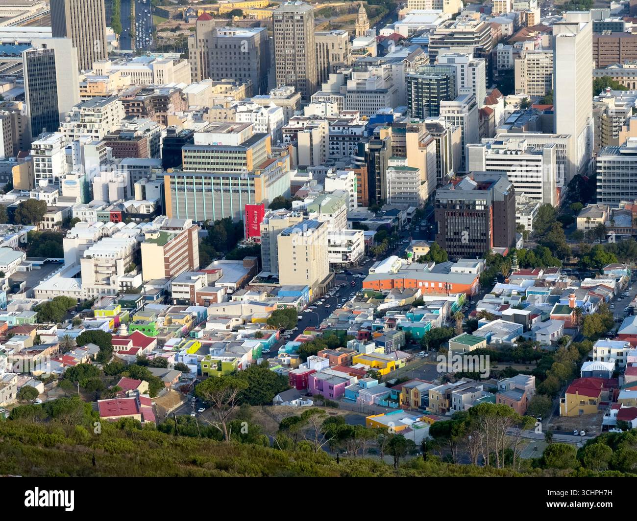 Une vue aérienne saisissante du quartier animé de Bo-Kaap au Cap, en Afrique du Sud. Banque D'Images