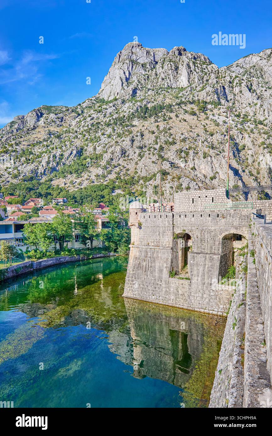 L'eau de la baie de Kotor rencontre la Citadelle du Bastion au mur du rideau Nord dans l'ancienne ville de Kotor, au Monténégro, en Europe Banque D'Images L'eau de la baie de Kotor rencontre la Citadelle du Bastion au mur du rideau Nord dans l'ancienne ville de Kotor, au Monténégro, en Europe Banque D'Images