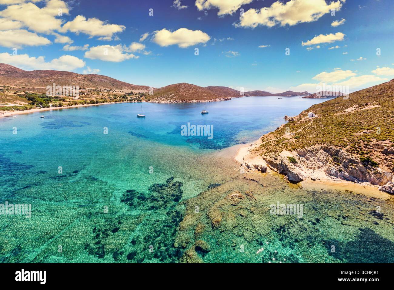 Livadi Geranou Beach et l'îlot d'Agios Georgios avec la chapelle homonyme dans l'île de Patmos, Grèce Banque D'Images