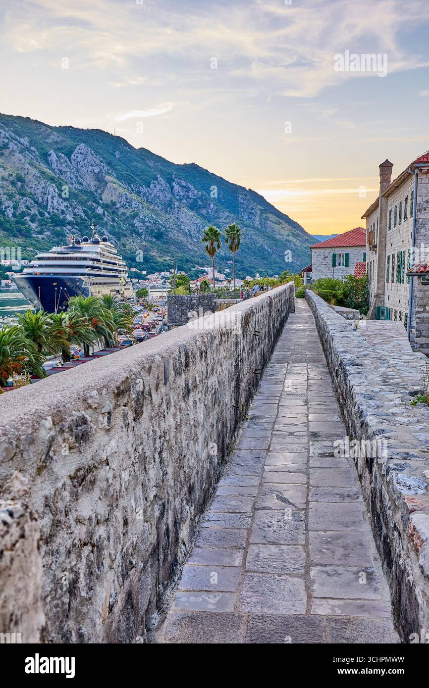 Mur de fortification entourant la ville médiévale de Kotor contenant des remparts, des tours, des citadelles et un vieux fort, Kotor, Monténégro, Europe Banque D'Images Mur de fortification entourant la ville médiévale de Kotor contenant des remparts, des tours, des citadelles et un vieux fort, Kotor, Monténégro, Europe Banque D'Images