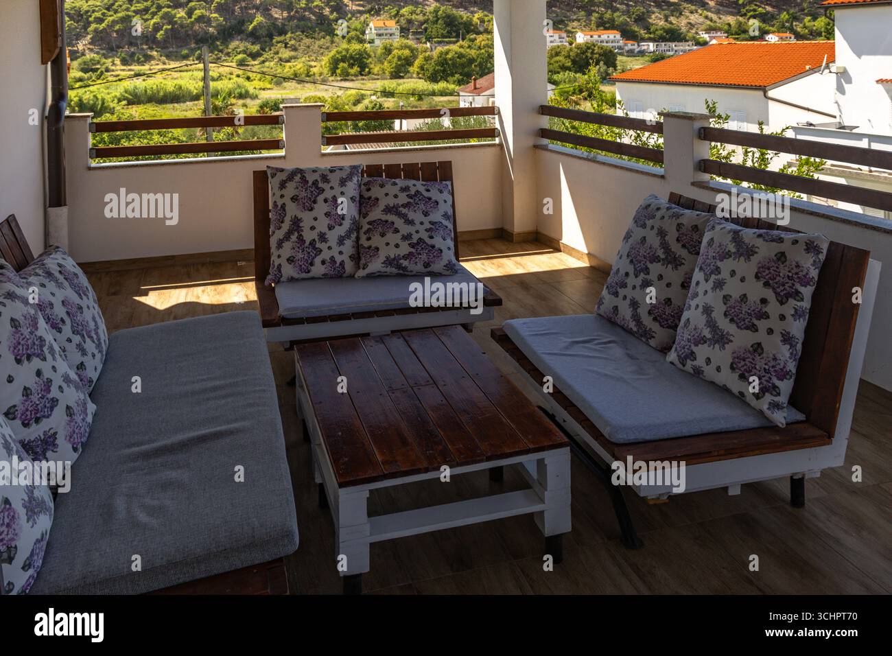 Une grande terrasse ombragée avec mobilier pour la détente dans le grenier de l'appartement touristique sur Rab Lopar Banque D'Images