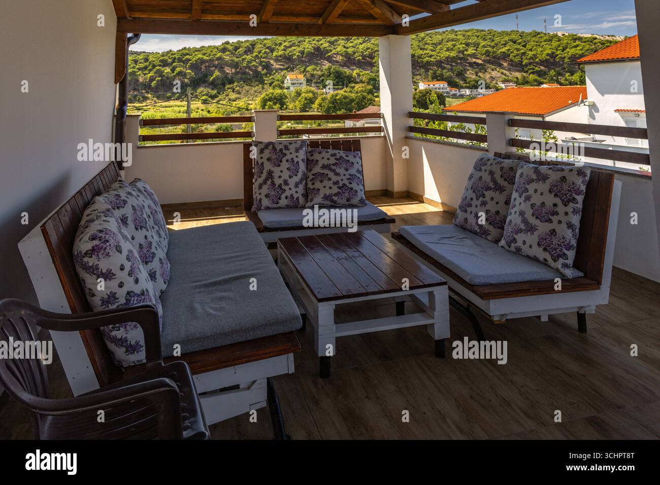 Une grande terrasse ombragée avec mobilier pour la détente dans le grenier de l'appartement touristique sur Rab Lopar Banque D'Images
