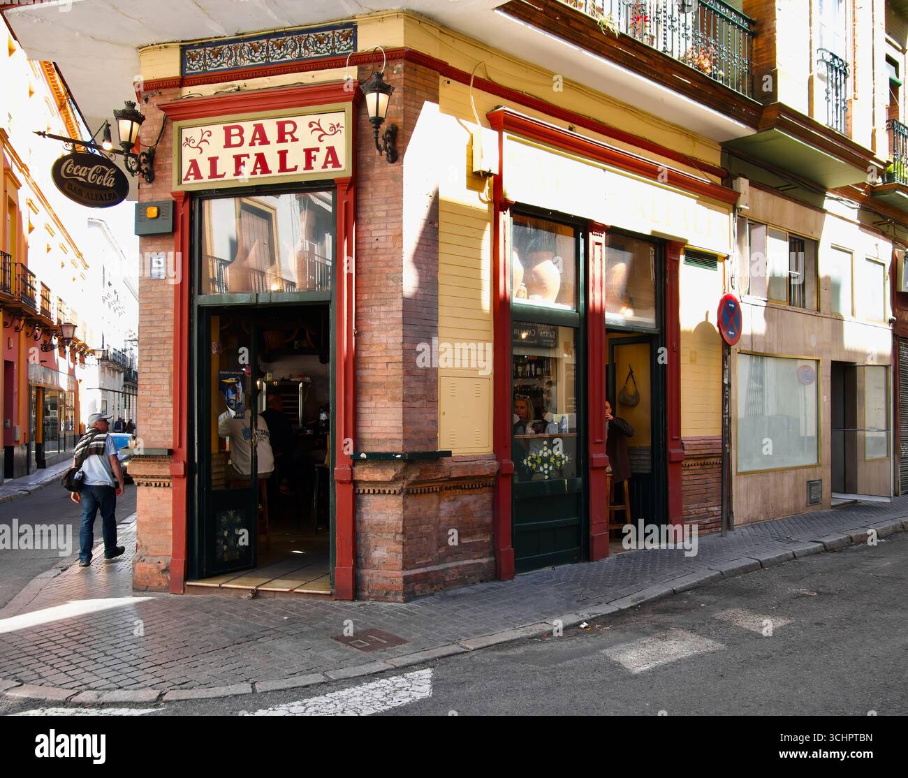Petit Bar Alfalfa entrée dans un coin de rue dans le centre historique de Séville Andalousie Espagne Europe Banque D'Images