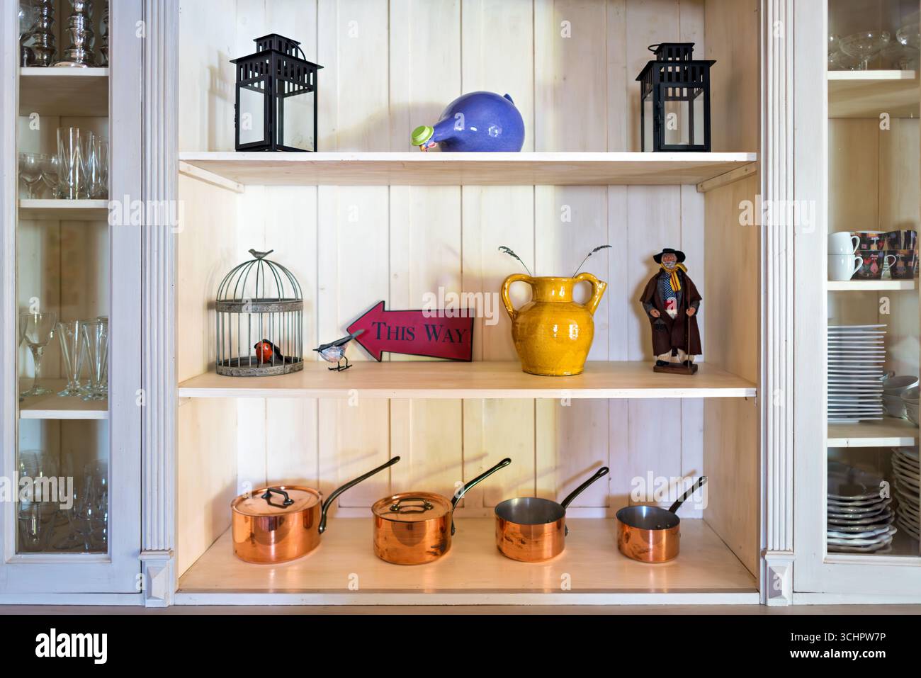 Casseroles en cuivre en Provence Accueil Saint Martin de Crau France // SAINT-MARTIN-DE-Crau, France — des casseroles et des marmites traditionnelles en cuivre sont exposées sur les étagères d'une maison provençale, mettant en valeur le patrimoine culinaire de la région. Ces récipients en cuivre bien entretenus reflètent une approche française traditionnelle de la cuisine et de l'équipement de cuisine. Les étagères contiennent également des objets décoratifs, y compris des lanternes, des figurines en céramique et de la verrerie, contribuant au charme rustique de l'intérieur. L'exposition est située dans la région Provence les Alpilles, connue pour ses riches traditions culturelles et gastrono Banque D'Images