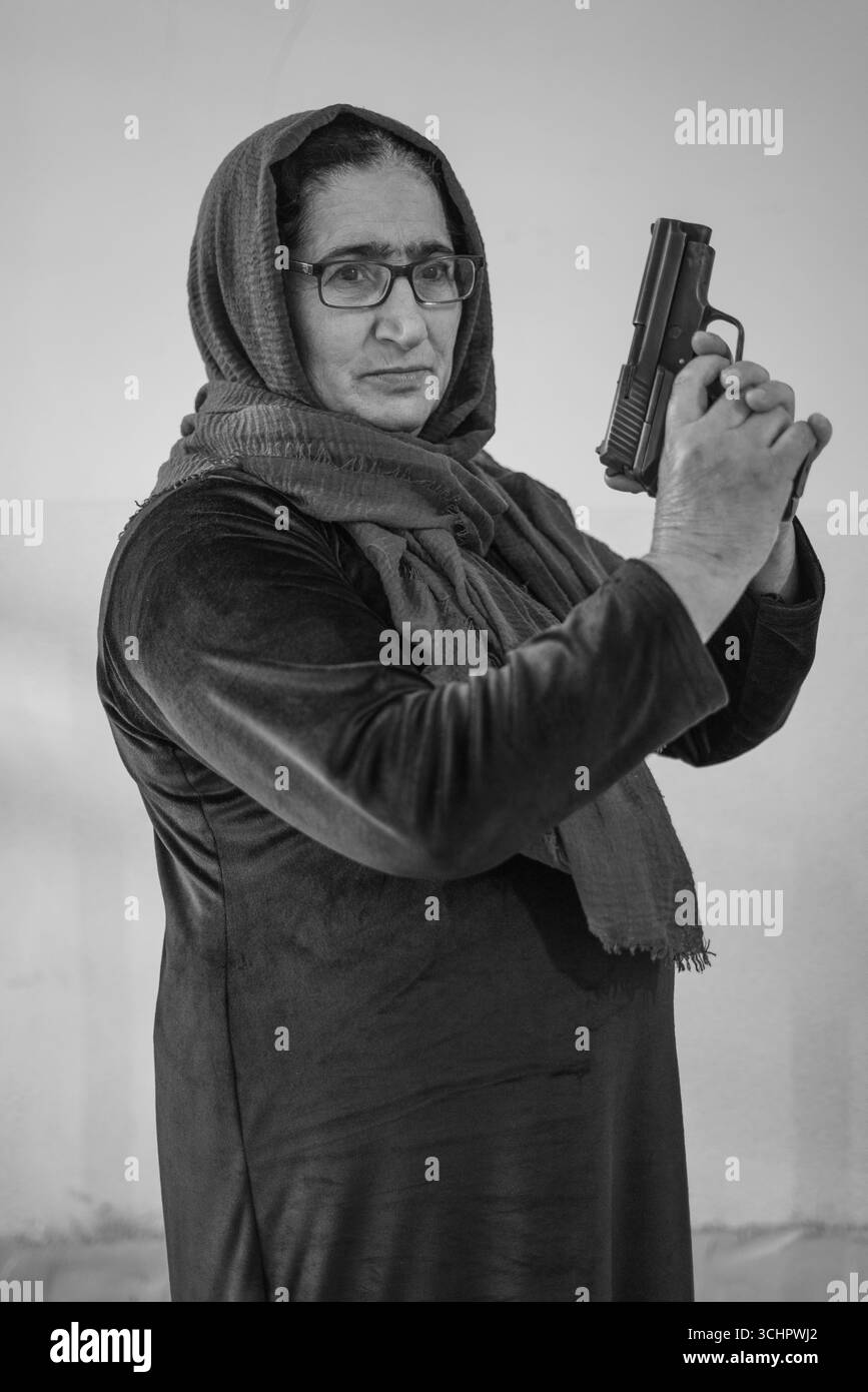 Les femmes kurdes symbolisent le courage et la résistance, vitaux dans les luttes politiques et civiles. Au Kurdistan, les maisons gardent souvent des fusils, reflétant la culture, la lutte Banque D'Images
