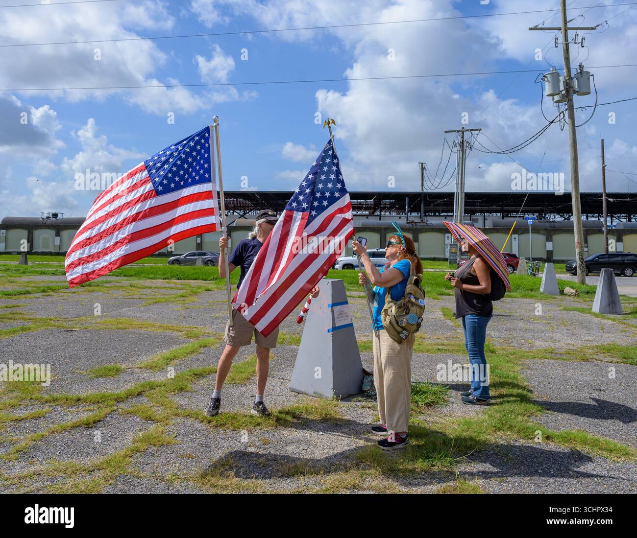 Nouvelle-Orléans, LOUISIANE, États-Unis - 14 juin 2025 : des manifestants anti-Trump avec des drapeaux se rassemblent sur un terrain vide pour participer à la marche du No Kings dans le quartier de Marigny à la Nouvelle-Orléans Banque D'Images