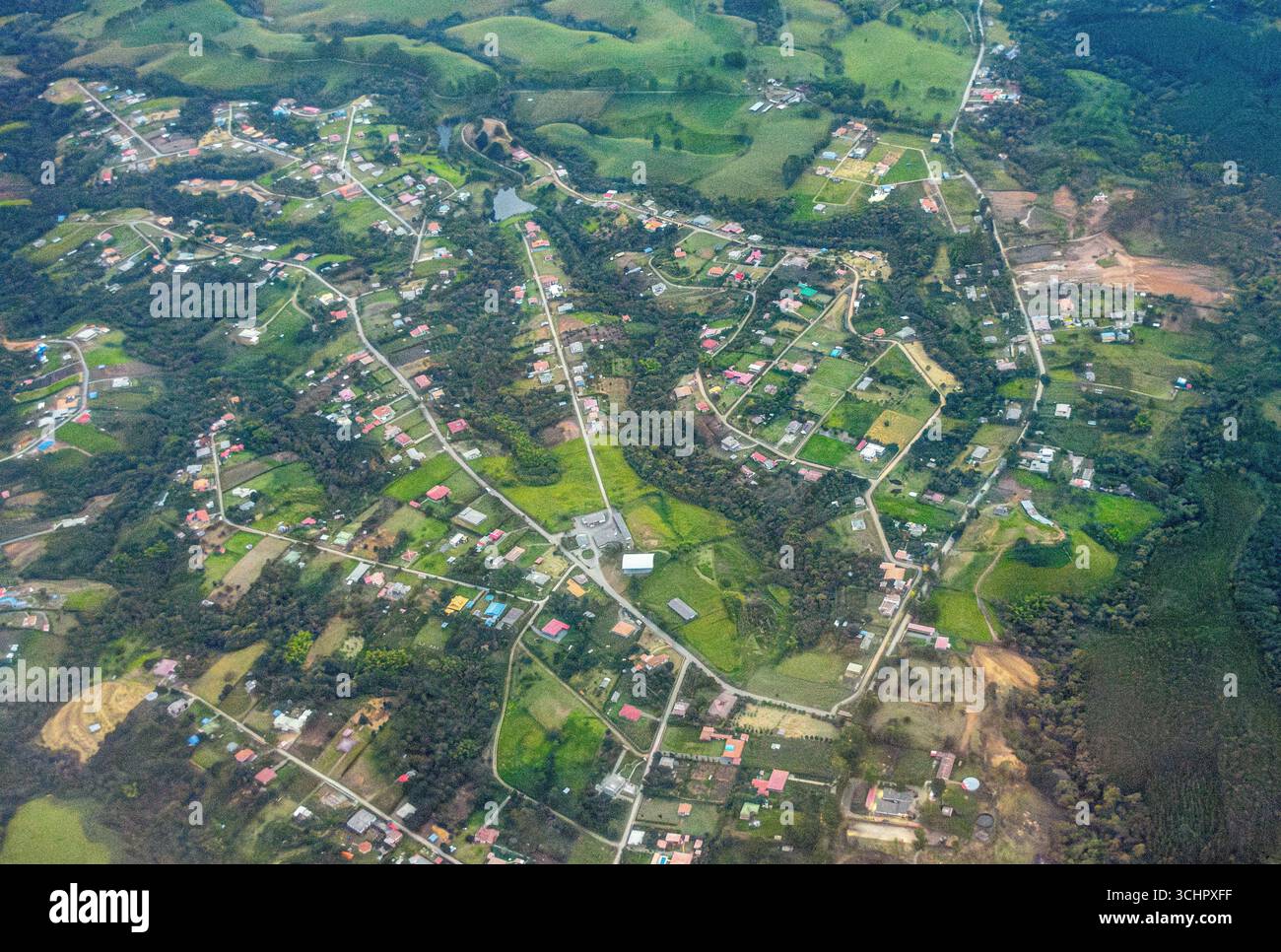Superbe vue aérienne d'une zone rurale à Popayán, Cauca, Colombie présentant des champs verts, des routes et des maisons dispersées. Banque D'Images
