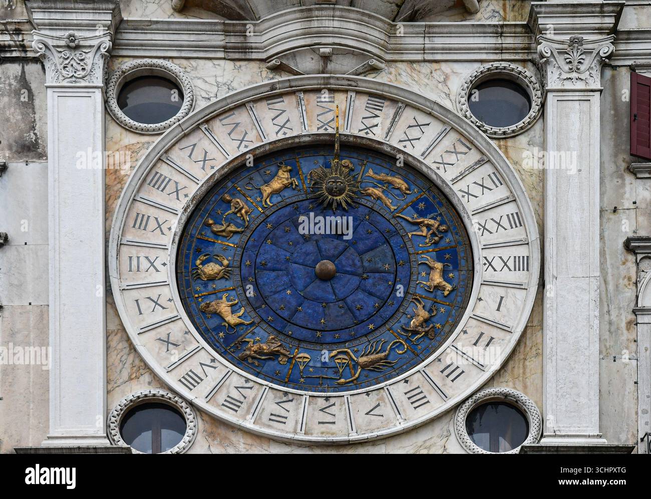 Gros plan de la grande horloge astronomique de la tour d'horloge de Mark (Torre dell'Orologio), place Saint-Marc, Venise, Vénétie, Italie Banque D'Images