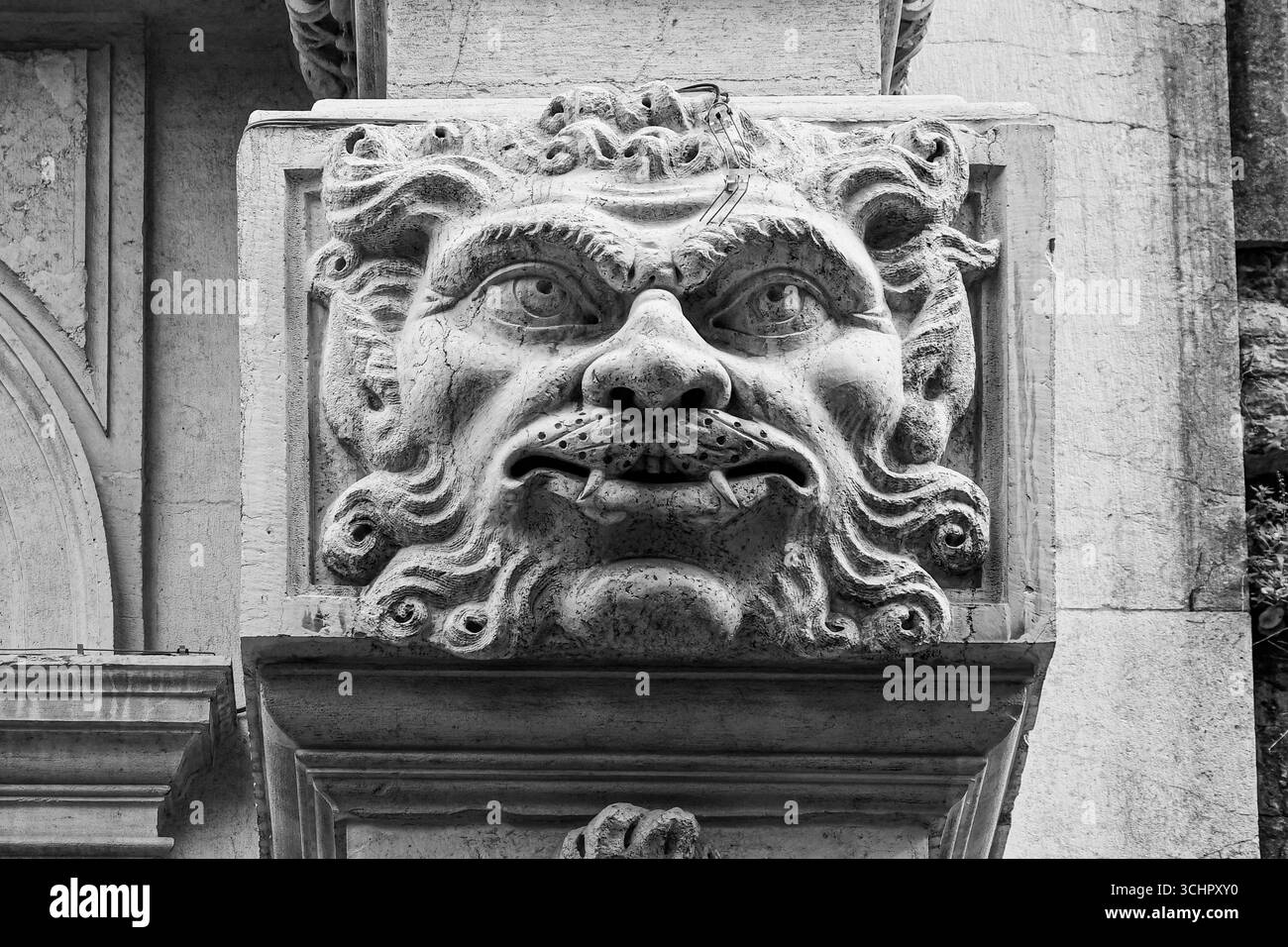 Masque grotesque sur la façade de l'église Santa Maria dei Derelitti, également connue sous le nom d'Ospedaletto, dans le sestiere de Castello, Venise, Italie Banque D'Images
