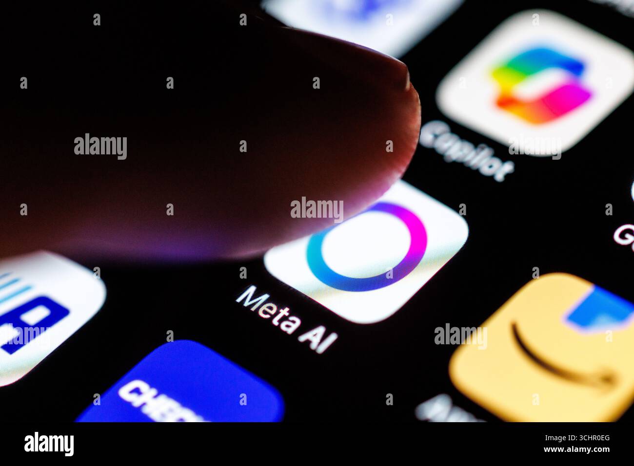 Norden, Allemagne. 02 septembre 2025. Le logo de l’application Meta ai est visible sur l’écran d’un smartphone le 2 septembre 2025, tandis qu’un index s’approche de l’icône de l’application. Meta ai est un assistant virtuel supporté par l'IA (intelligence artificielle, chatbot, grand modèle de langage, LLM) développé par Meta Platforms Inc et intégré dans des applications telles que WhatsApp, Instagram et Facebook pour aider les utilisateurs dans diverses tâches. (image symbole, photo symbole, illustration, photo symbolique, photo illustrative, image thème, image générale, photo thème) crédit : Matthias Balk/dpa/Alamy Live News Banque D'Images