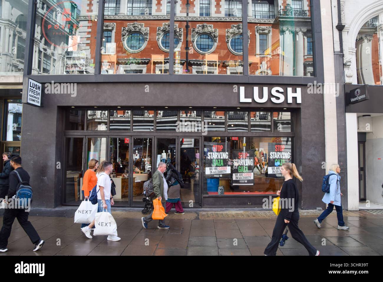 Londres, Royaume-Uni. 3 septembre 2025. Les gens passent devant le magasin luxuriant d'Oxford Street qui ferme pendant une journée en solidarité avec Gaza. La société de cosmétiques éthiques a fermé tous ses magasins et usines, ainsi que son site Web, avec des panneaux indiquant « Stop Starving Gaza - We are Closed in Solidarity » placés dans les vitrines des magasins. Crédit : Vuk Valcic/Alamy Live News Banque D'Images