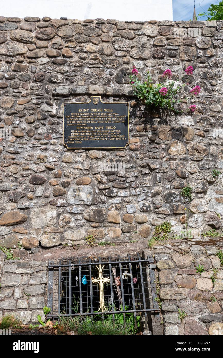 Puits de Saint Teilo dans le village de Llandaff, près de Cardiff, pays de Galles du Sud, Royaume-Uni, un puits sacré ou source sacrée Banque D'Images Puits de Saint Teilo dans le village de Llandaff, près de Cardiff, pays de Galles du Sud, Royaume-Uni, un puits sacré ou source sacrée Banque D'Images