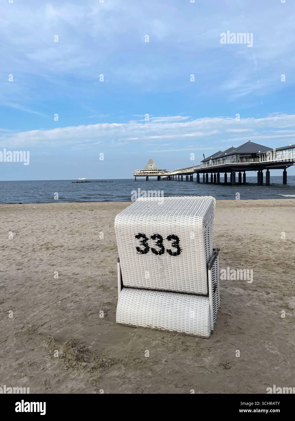 Chaise de plage en osier couverte numéro 333 à l'embarcadère de Heringsdorf, Usedom, Mecklenburg Vorpommern, Allemagne, Europe. Photo de Willy Matheisl Banque D'Images