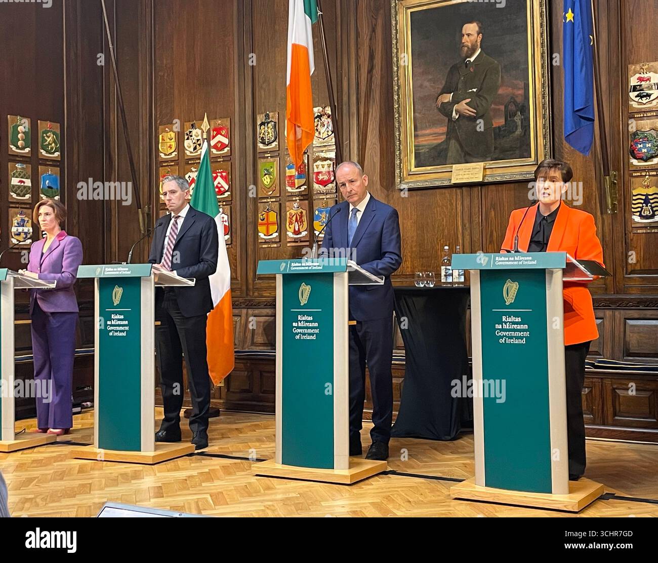 (De gauche à droite) la ministre d'État Hildegarde Naughton, Tanaiste Simon Harris, le Taoiseach Micheal Martin et la ministre de l'enfance Norma Foley lors d'un débat au Mansion House à Dublin. Date de la photo : mercredi 3 septembre 2025. Banque D'Images
