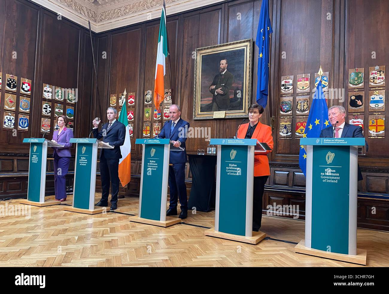(De gauche à droite) la ministre d'État Hildegarde Naughton, Tanaiste Simon Harris, le Taoiseach Micheal Martin, la ministre de l'enfance Norma Foley et le ministre d'État Sean Canney lors d'un débat au Mansion House à Dublin. Date de la photo : mercredi 3 septembre 2025. Banque D'Images