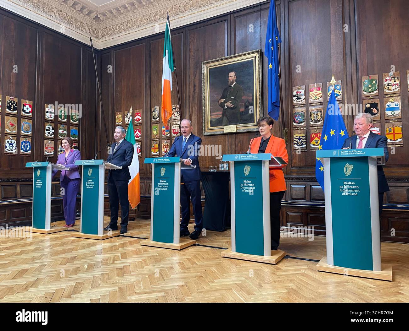 (De gauche à droite) la ministre d'État Hildegarde Naughton, Tanaiste Simon Harris, le Taoiseach Micheal Martin, la ministre de l'enfance Norma Foley et le ministre d'État Sean Canney lors d'un débat au Mansion House à Dublin. Date de la photo : mercredi 3 septembre 2025. Banque D'Images
