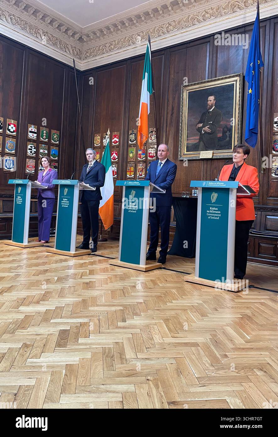 (De gauche à droite) la ministre d'État Hildegarde Naughton, Tanaiste Simon Harris, le Taoiseach Micheal Martin et la ministre de l'enfance Norma Foley lors d'un débat au Mansion House à Dublin. Date de la photo : mercredi 3 septembre 2025. Banque D'Images