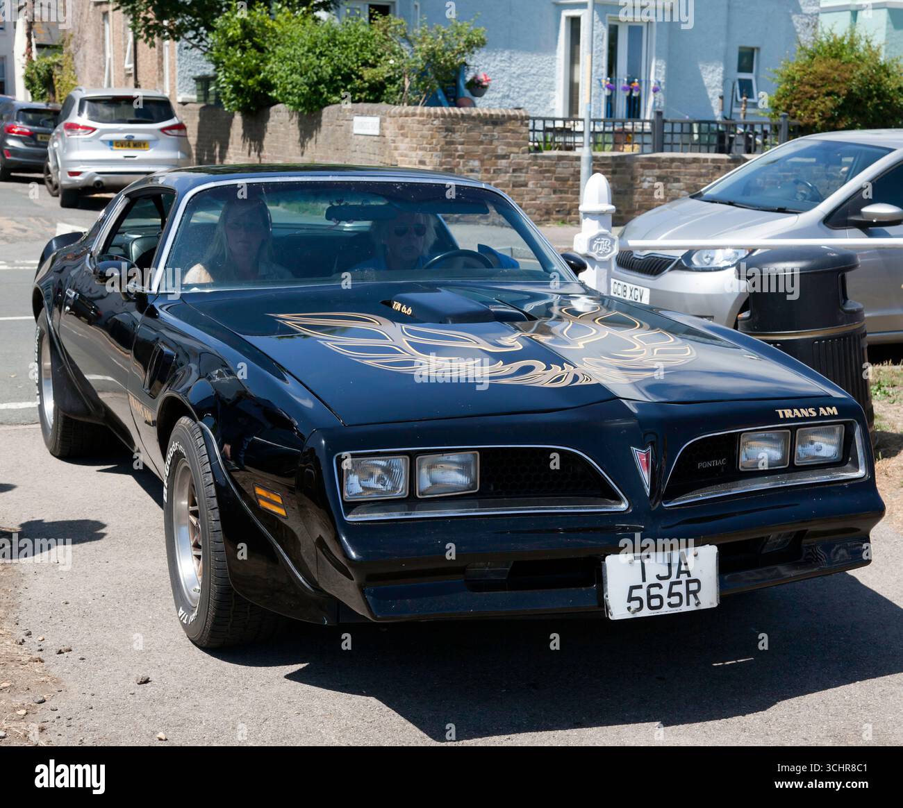 Vue de trois quarts de face d'une TRANS AM Firebird 1977 noire de Pontiac, entrée dans la transaction et Walmer Classic car Show, 2025 Banque D'Images