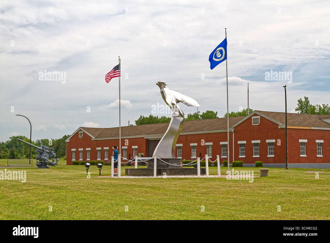 Musée militaire de Sampson, extérieur, ancienne base d'entraînement militaire, bâtiment en briques rouges, 2 drapeaux volants, canon anti-aérien, sculpture de Faucon planant, sta Banque D'Images
