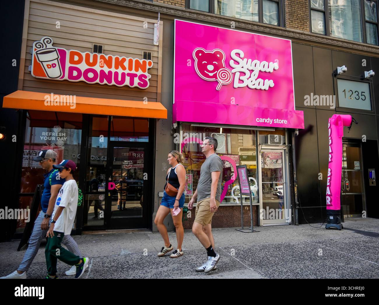 Dunkin’ et Sugar Bear Candy dans le quartier Nomad de New York le samedi 16 août 2025. (© Richard B. Levine) Banque D'Images