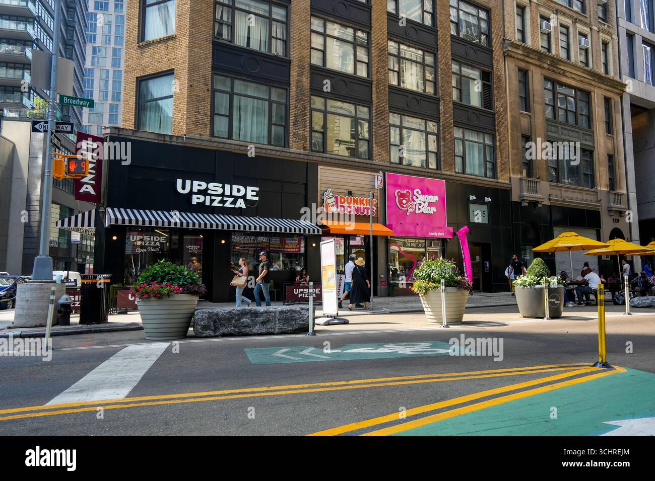 Upside Pizza, Dunkin’ et Sugar Bear Candy dans le quartier Nomad de New York le samedi 16 août 2025. (© Richard B. Levine) Banque D'Images