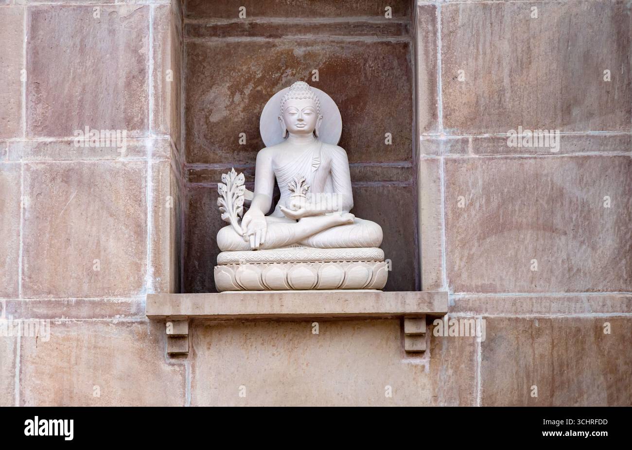 sculpture immaculée de bouddha dans une posture méditative sereine Banque D'Images