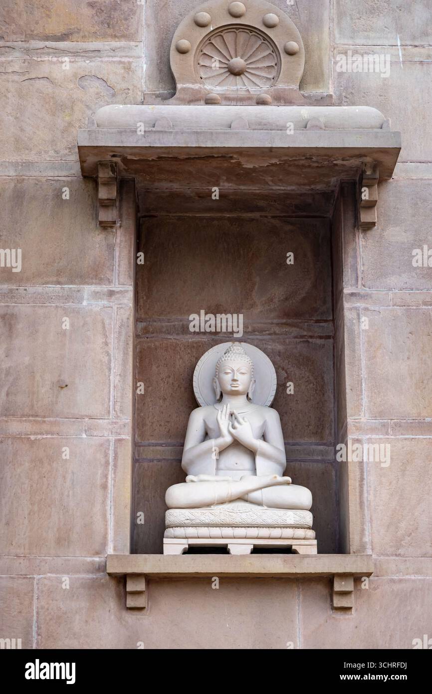 sculpture immaculée de bouddha dans une posture méditative sereine Banque D'Images