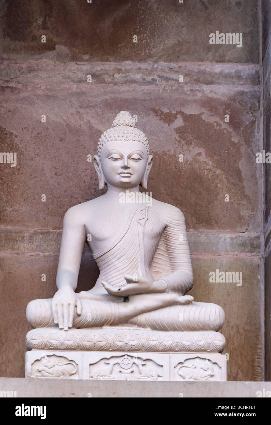 idole de bouddha calme et tranquille en méditation Banque D'Images