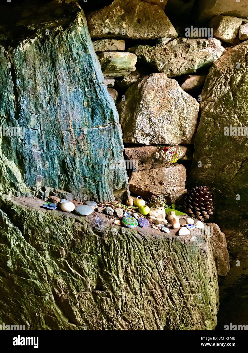 Les païens des temps modernes laissent des offrandes votives à l'intérieur de la chambre funéraire Bryn Celli Ddu à Anglesey, au pays de Galles. Certains craignent que les néo-païens endommagent le site Banque D'Images