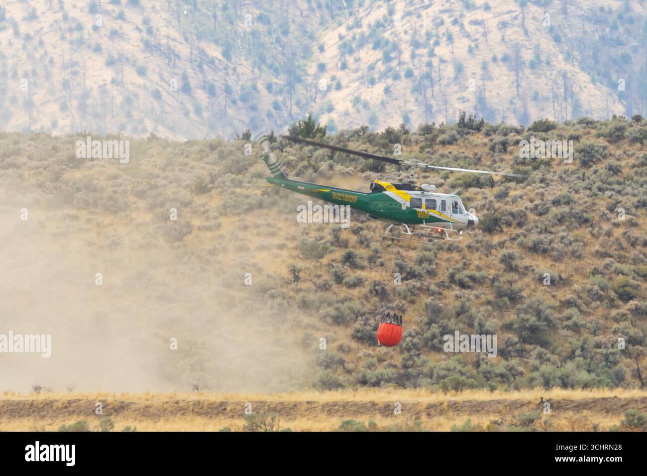 COMTÉ DE WASHOE NEVADA, États-Unis – 29 AOÛT 2025 : une division forestière du Nevada UH-1 récupère de l'eau d'un petit réservoir tout en combattant la Casta du Sud Banque D'Images