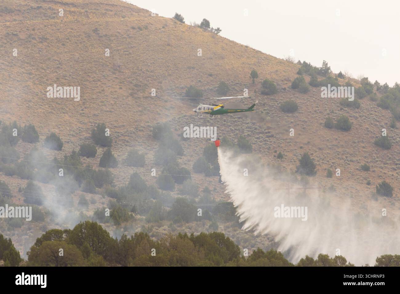 COMTÉ DE WASHOE NEVADA, États-Unis – 29 AOÛT 2025 : un hélicoptère UH-1 de la Division forestière du Nevada lâche de l'eau tout en combattant l'incendie de Castantia du Sud. Banque D'Images