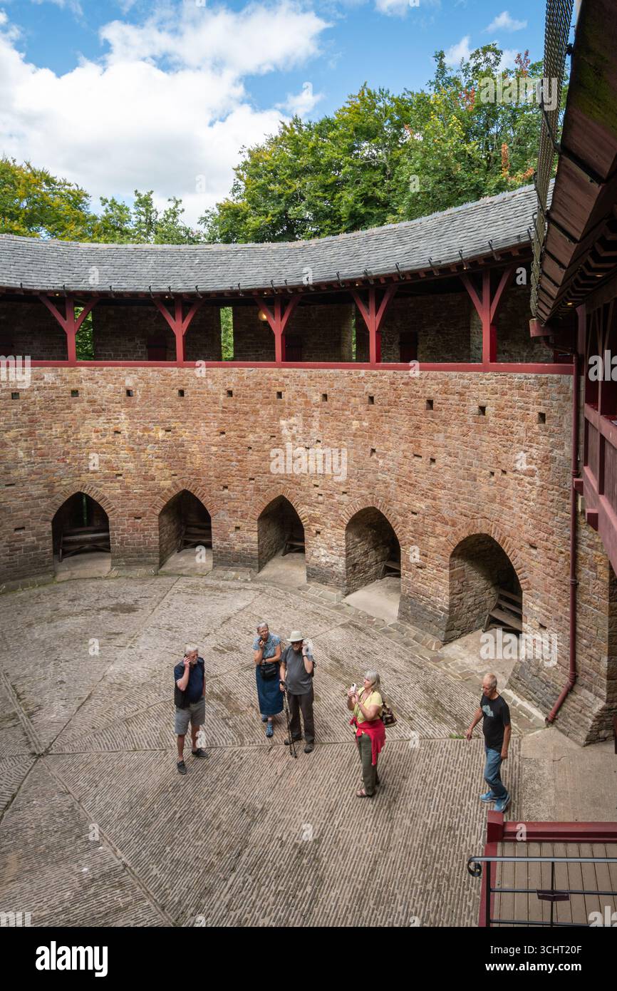 Visiteurs à Castle COCH, une attraction touristique populaire dans le sud du pays de Galles, Royaume-Uni. Architecture néo-gothique Banque D'Images