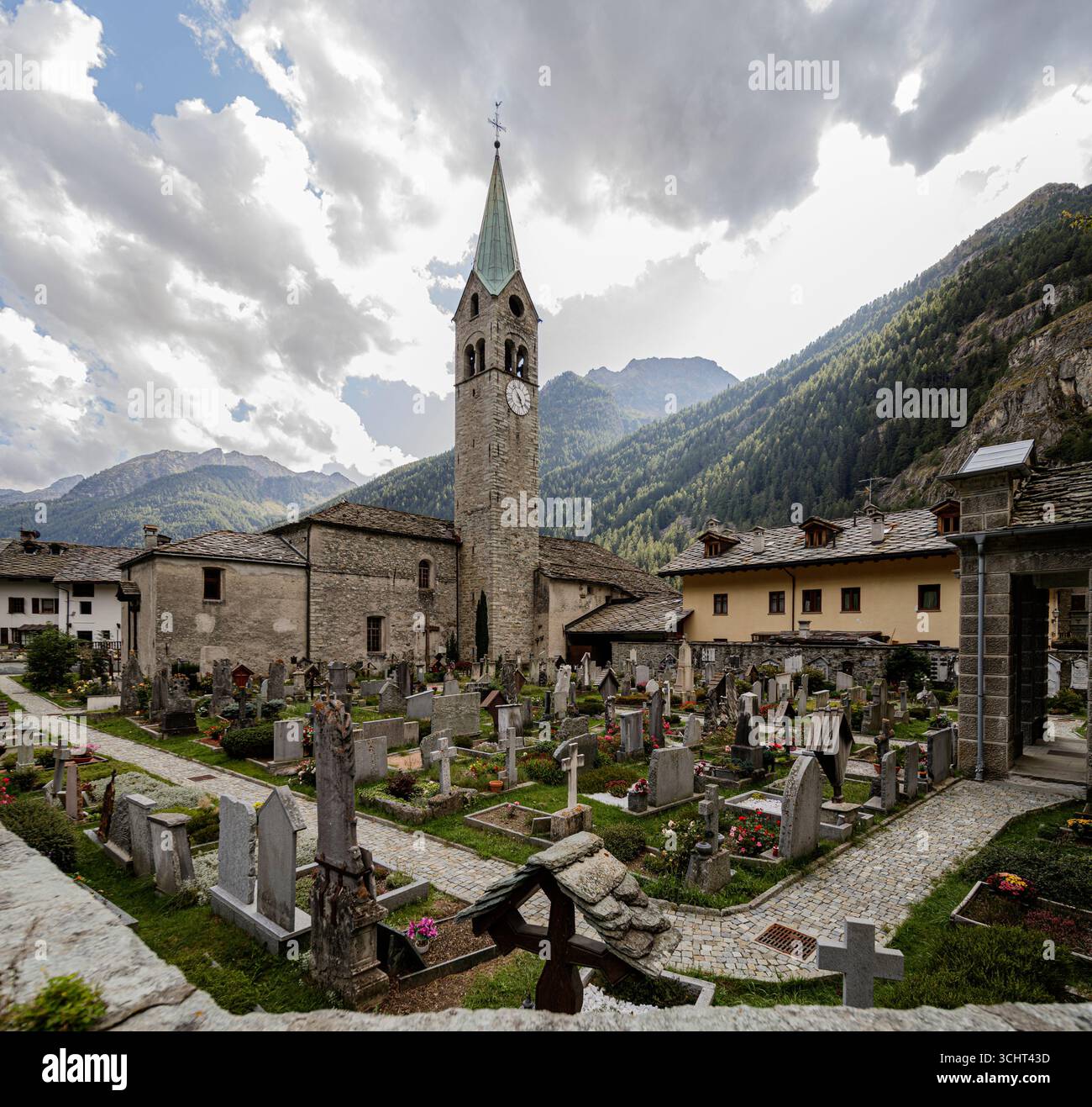 Gressoney-Saint-Jean, Vallée d'Aoste, Italie - 22 août 2025 : cimetière du village, derrière l'église paroissiale. Banque D'Images