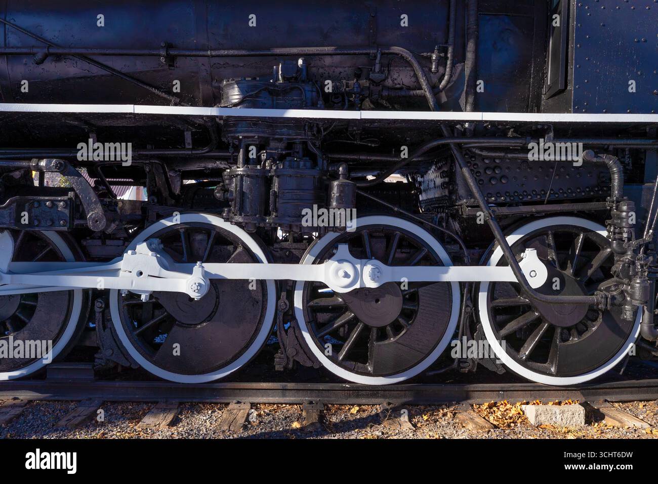 Gros plan des roues de fer d'un train propulsé par la vapeur. Banque D'Images
