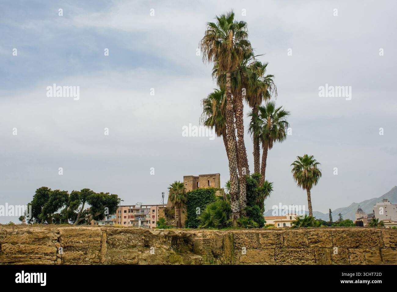 Il Mastio dans les ruines du Castello a Mare, Palerme, Sicile, Italie. Donjon central ou tour, partie la plus ancienne et la plus importante historiquement des ruines Banque D'Images