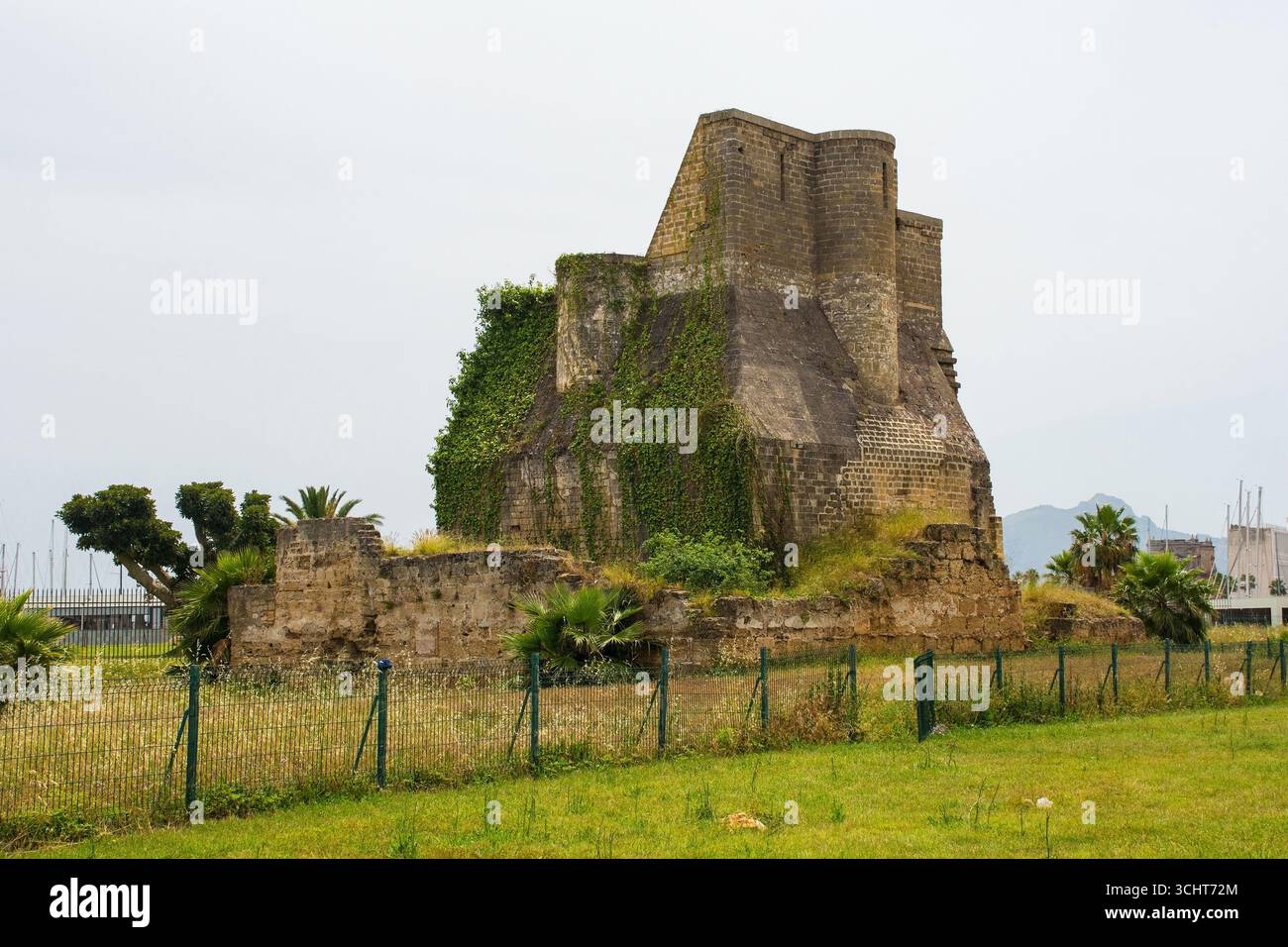 Il Mastio dans les ruines du Castello a Mare, Palerme, Sicile, Italie. Donjon central ou tour, partie la plus ancienne et la plus importante historiquement des ruines Banque D'Images