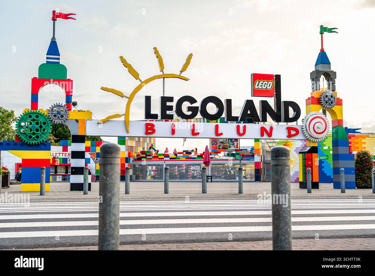 Les blocs Lego aux couleurs vives créent une entrée ludique au célèbre parc à thème Legoland, une place vide est visible à travers la traversée du zèbre à Billund Banque D'Images