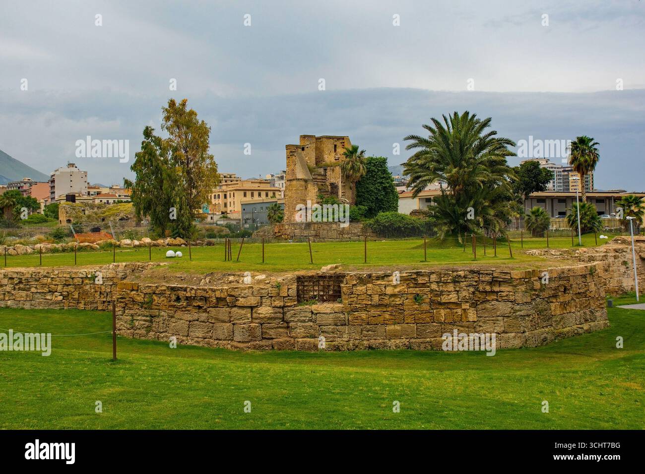Il Mastio dans les ruines du Castello a Mare, Palerme, Sicile, Italie. Donjon central ou tour, partie la plus ancienne et la plus importante historiquement des ruines Banque D'Images