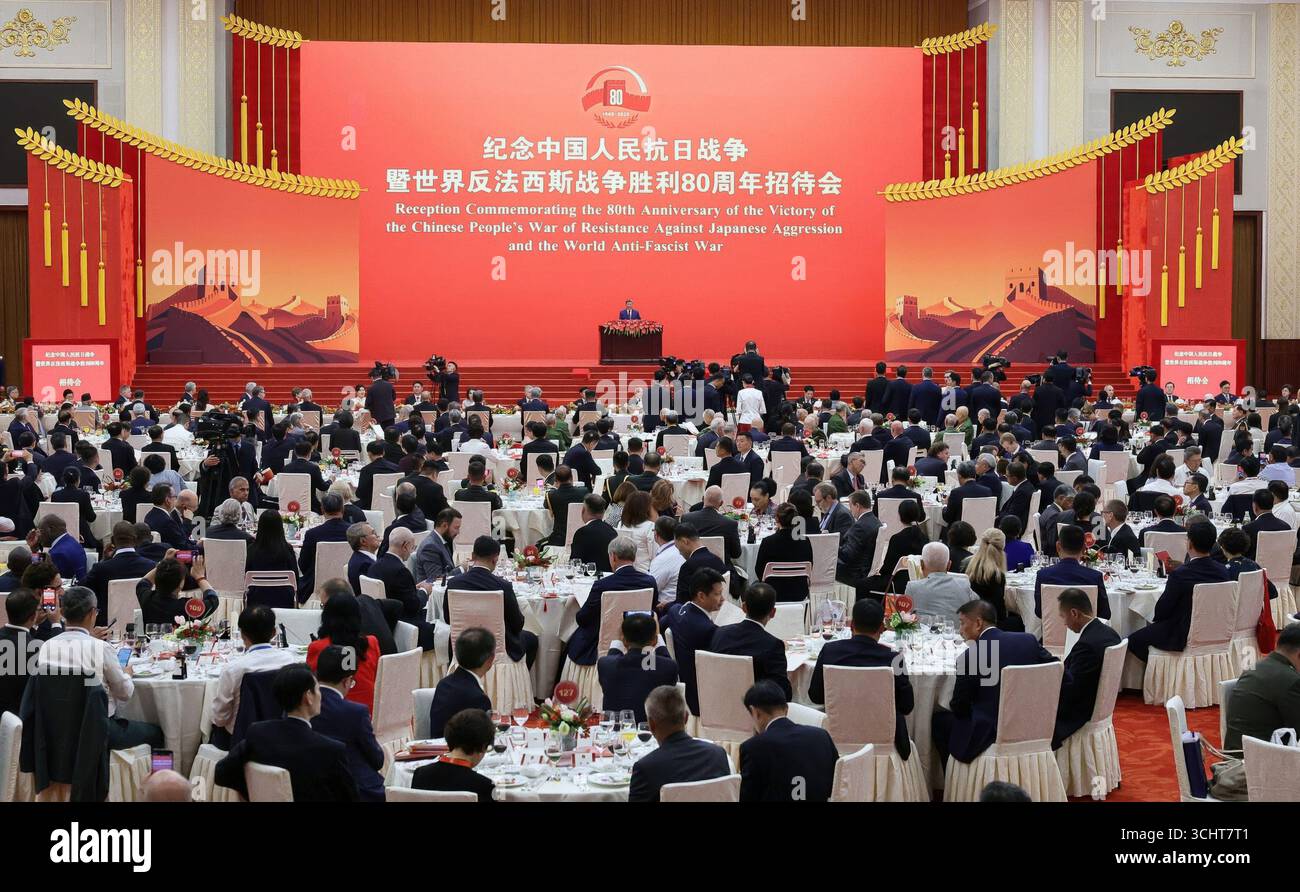 Le secrétaire général du Parti communiste chinois, Xi Jinping, a accueilli le président russe Vladimir Poutine et le guide suprême de Corée du Nord, Kim Jong un, pour une célébration et un grand défilé militaire célébrant la fin de la seconde Guerre mondiale à Pékin. XI a dévoilé des armes laser, des missiles balistiques nucléaires et des drones sous-marins géants dans une démonstration de puissance et de puissance destinée à intimider l'Occident. Banque D'Images