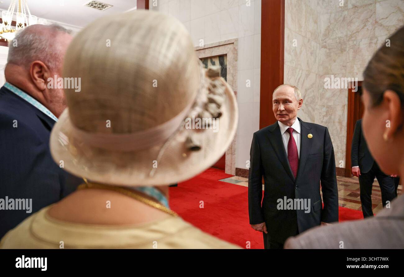 Le secrétaire général du Parti communiste chinois, Xi Jinping, a accueilli le président russe Vladimir Poutine et le guide suprême de Corée du Nord, Kim Jong un, pour une célébration et un grand défilé militaire célébrant la fin de la seconde Guerre mondiale à Pékin. XI a dévoilé des armes laser, des missiles balistiques nucléaires et des drones sous-marins géants dans une démonstration de puissance et de puissance destinée à intimider l'Occident. Banque D'Images