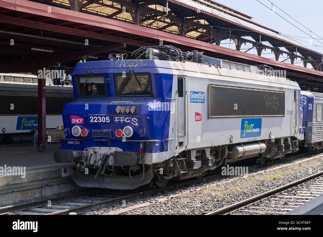 Strasbourg, France - vue sur une locomotive électrique gris et bleu SNCF Class BB 22200 sur la gare de Strasbourg. Banque D'Images