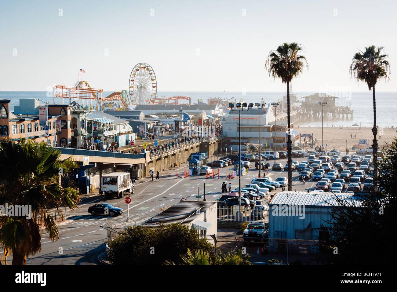 Vue de la jetée de Santa Monica, à partir de Palisades Park à Santa Monica, en Californie. Banque D'Images
