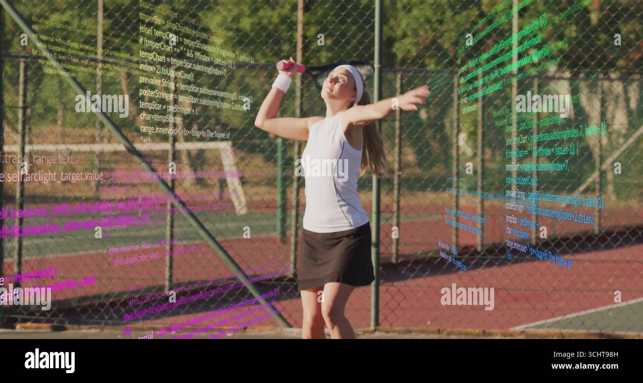 Au service d'une athlète qui lance une balle jaune sur un terrain rouge dur, avec raquette et code superposés Banque D'Images