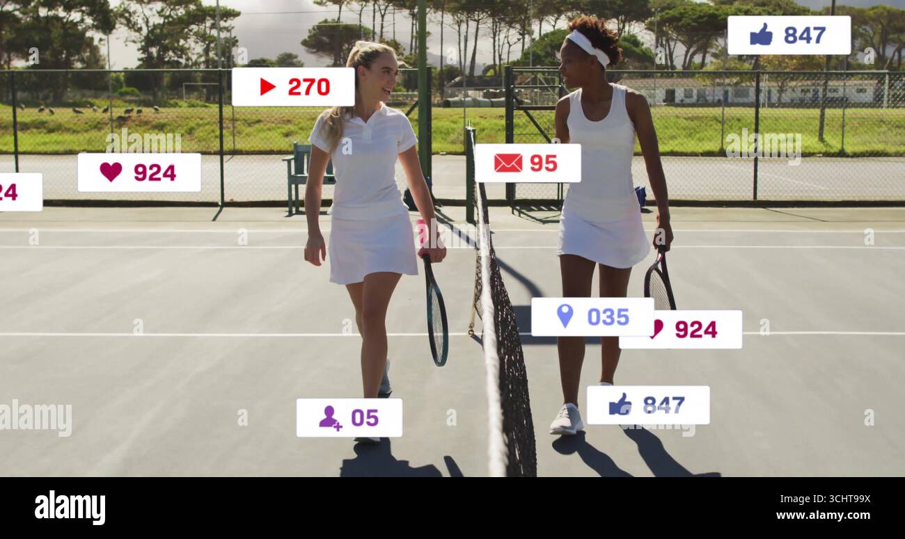 Joueurs de tennis concurrents tenant des raquettes sur un court de tennis avec superposition d'icônes de réseau et de médias sociaux Banque D'Images