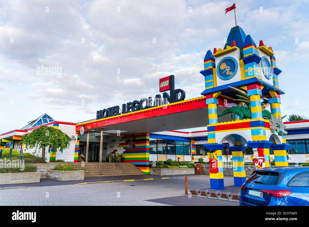 Entrée colorée dynamique du parc d'attractions Legoland Hotel Resort Billund, mettant en valeur son architecture ludique et son atmosphère accueillante pour les familles. Banque D'Images