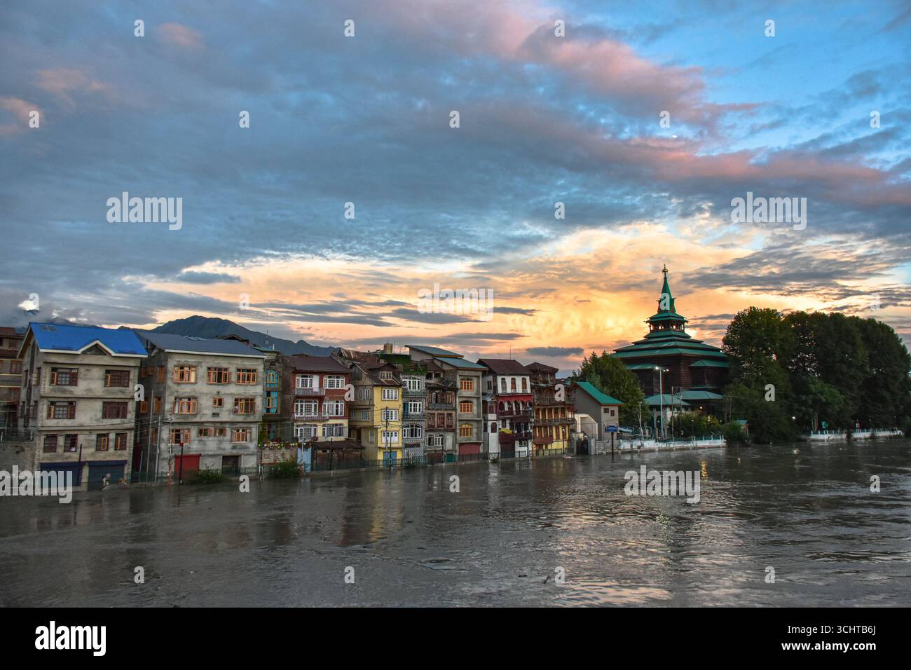 Des maisons partiellement submergées sont photographiées le long des rives de la rivière Jhelum qui coule au-dessus de la marque de danger pendant les inondations suite aux pluies incessantes dans la vallée du Cachemire. Les autorités du Jammu-et-Cachemire ont émis une alerte aux inondations après que la rivière Jhelum a franchi la marque de danger, après deux jours de précipitations incessantes qui ont fait au moins deux morts, des dizaines de morts et des routes principales fermées. Banque D'Images