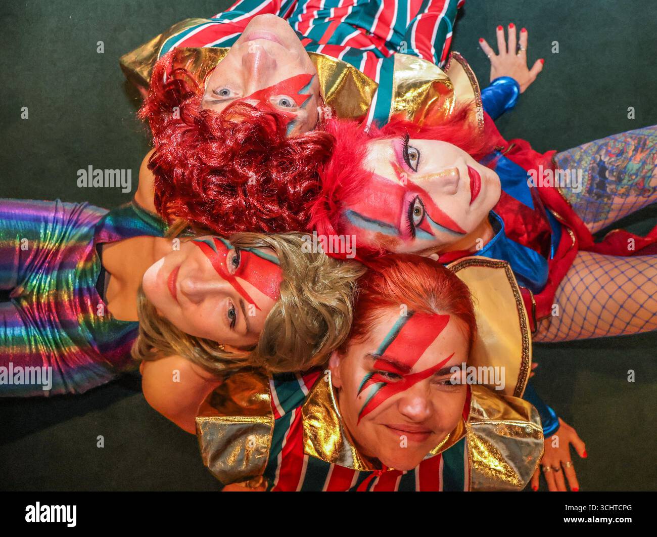 Londres, Royaume-Uni. 03 septembre 2025. Ziggy Green, le restaurant inspiré de Bowie sur Heddon Street, l'endroit tristement célèbre où la pochette de l'album The Rise and Fall of Ziggy Stardust and the Spiders from mars a été photographiée. Lancement de ZIGGYFEST, une nouvelle célébration annuelle vibrante honorant la vie, l'héritage et l'influence culturelle de David Bowie. Devant le David Bowie Centre à V&A East.Paul Quezada-Neiman/Alamy Live News Credit : Paul Quezada-Neiman/Alamy Live News Banque D'Images