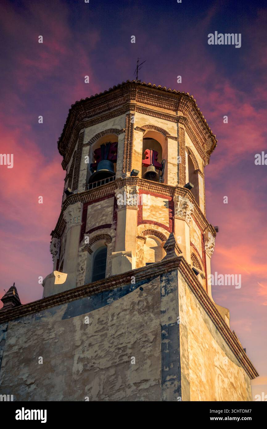 Coucher de soleil vertical photo du clocher de la paroisse Santa María Magdalena à Cehegín, région de Murcie, Espagne. Banque D'Images