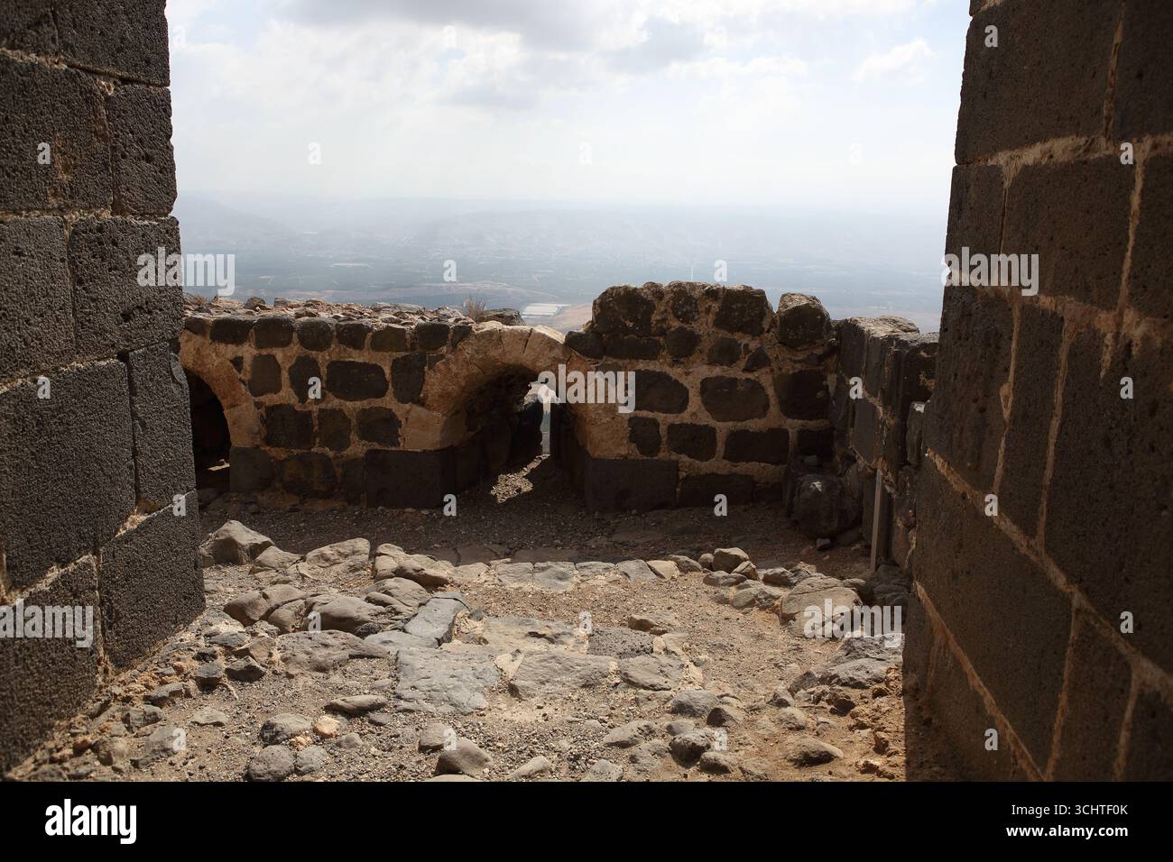 Kochav Hayarden ou Belvoir Crusaders Castle, lumière du soleil en forme de phallique et vue sur la vallée du Jourdain passant par une fente de tir ou une faille dans le mur. Banque D'Images