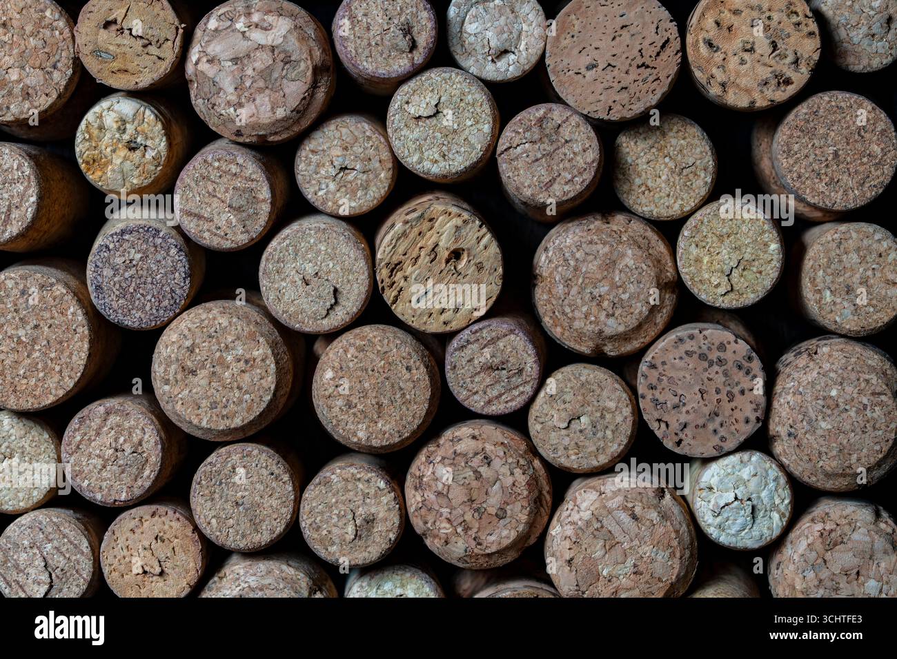 Beaucoup de bouchons de vin utilisés comme arrière-plan, vue de dessus, gros plan Banque D'Images